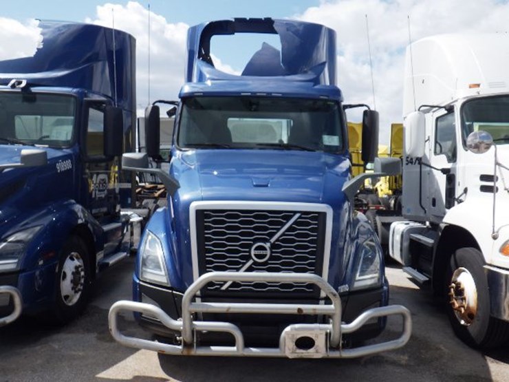 2018-volvo-vnl300-image-2