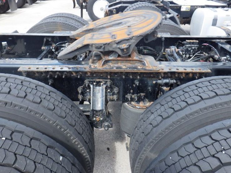 2018-volvo-vnl300-image-5