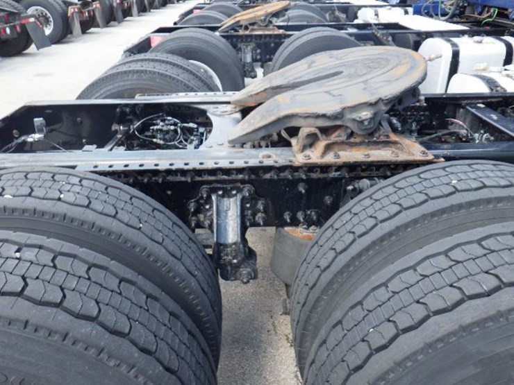 2018-volvo-vnl300-image-5