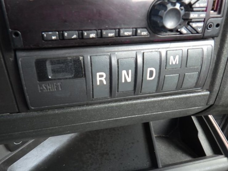 2020-volvo-vnl300-image-16