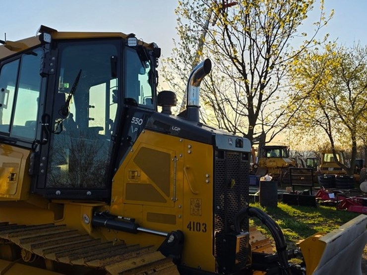 2023-deere-550-lgp-image-55