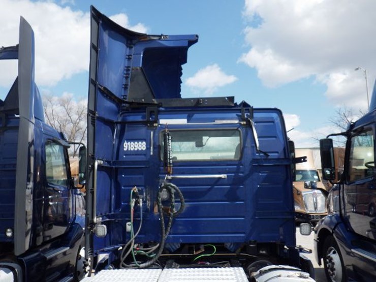 2018-volvo-vnl300-image-13