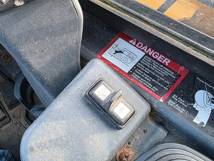 2014-deere-326e-image-53