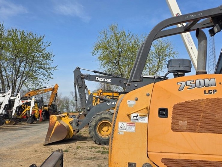 2016-case-750m-lgp-image-10