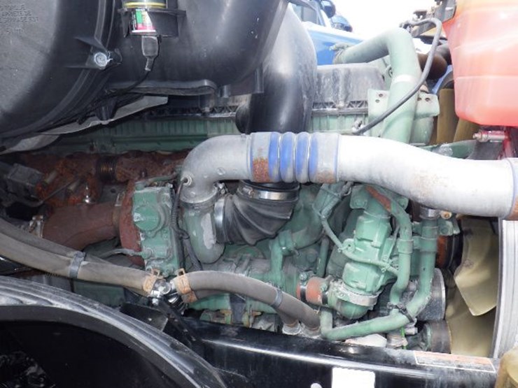 2019-volvo-vnl300-image-24