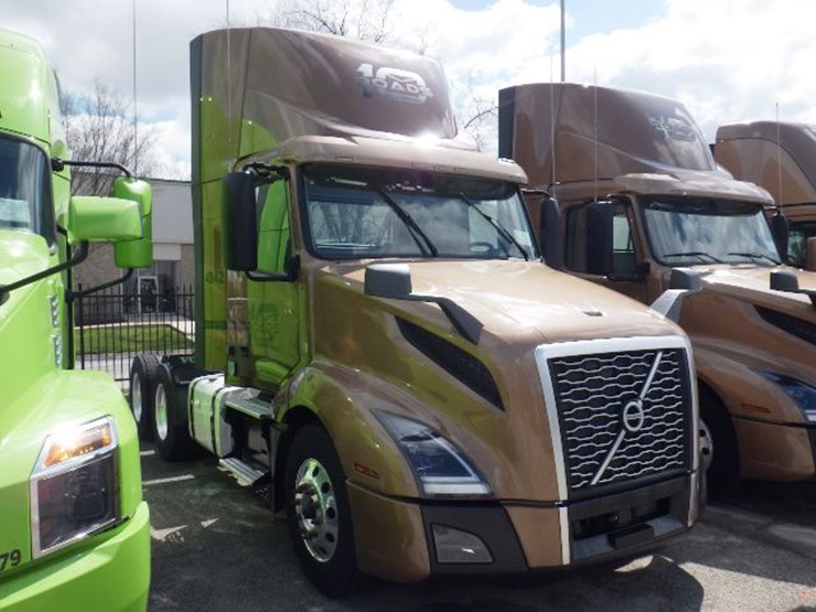 2022-volvo-vnl300-image-3