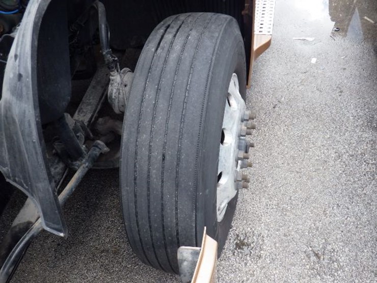 2023-volvo-vnl300-image-23