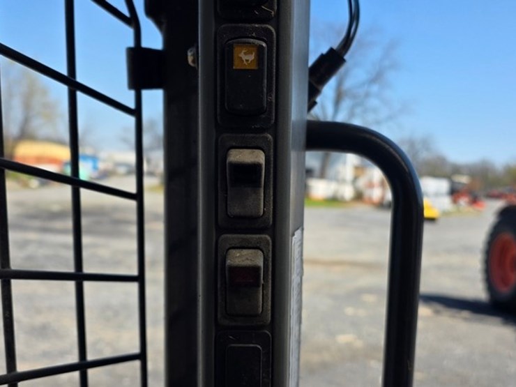 2013-new-holland-l220-image-41