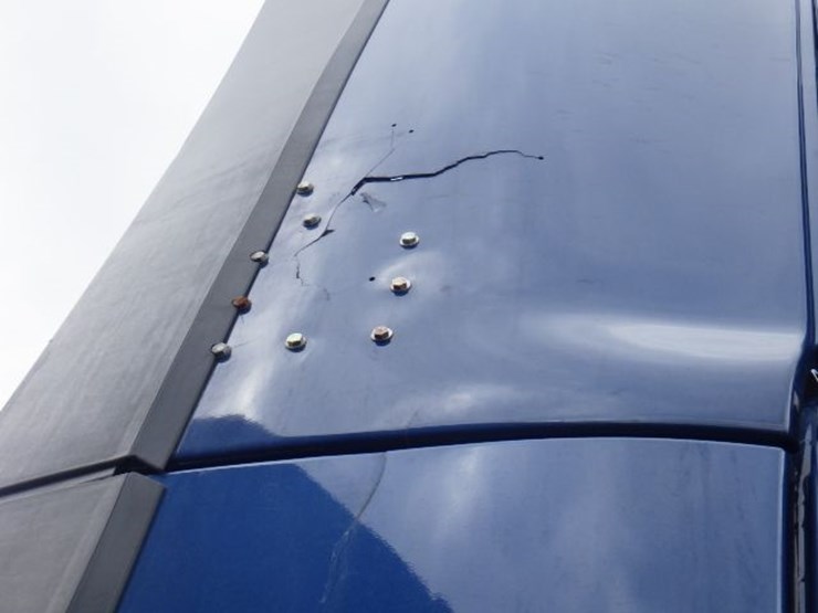 2020-volvo-vnl300-image-6