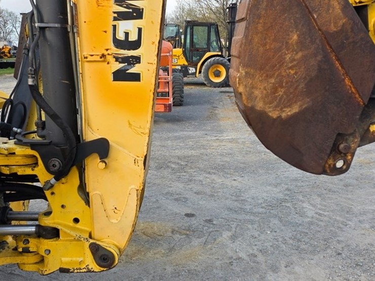 2009-new-holland-b95b-image-28