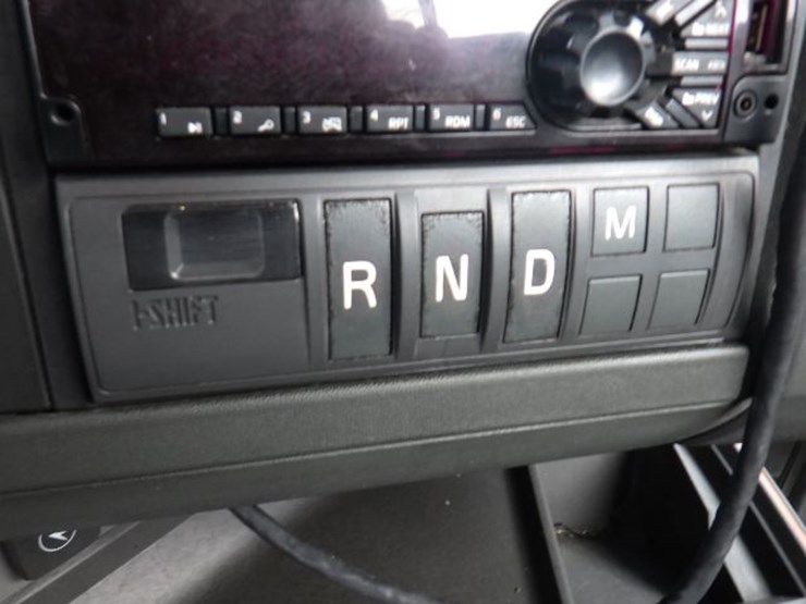 2018-volvo-vnl300-image-15