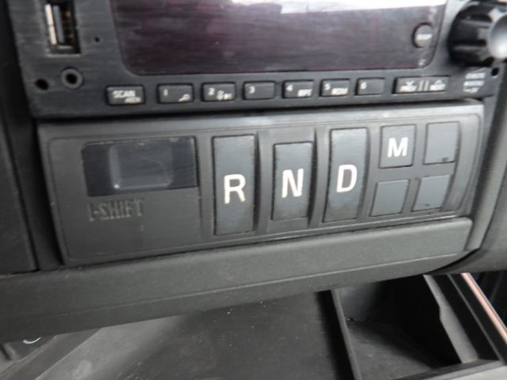 2022-volvo-vnl300-image-17