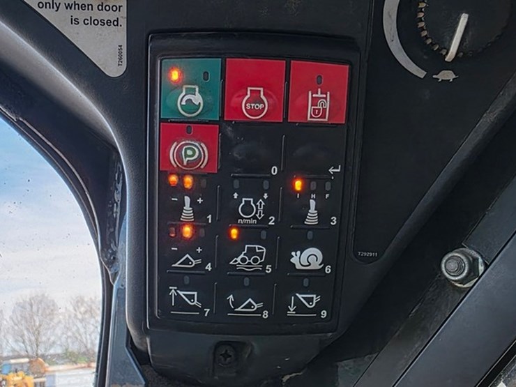 2014-deere-326e-image-54