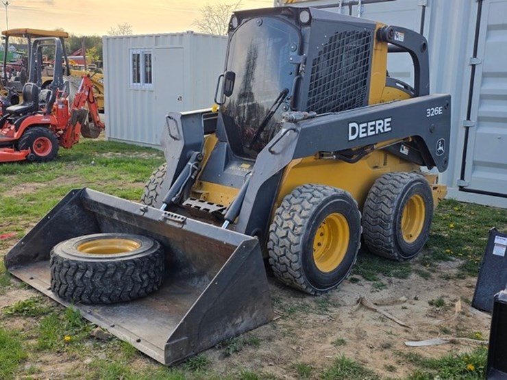 2014-deere-326e-image-1
