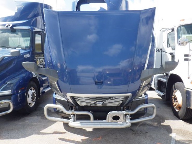 2018-volvo-vnl300-image-21