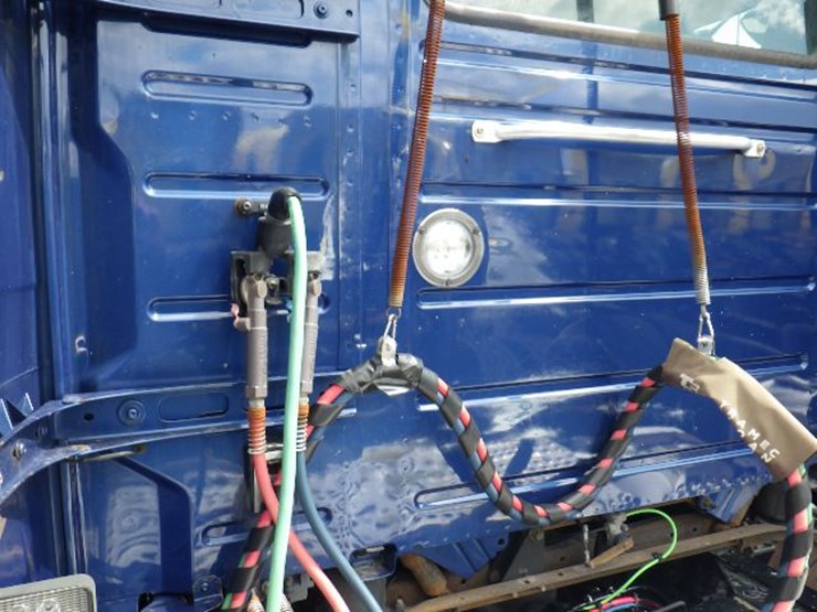 2019-volvo-vnl300-image-15