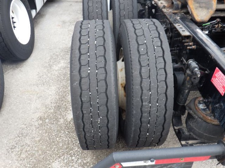 2020-volvo-vnl300-image-14