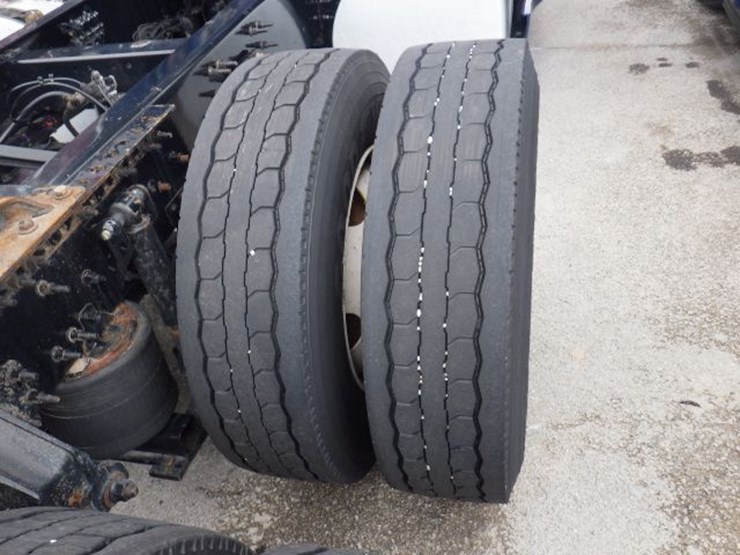 2020-volvo-vnl300-image-8