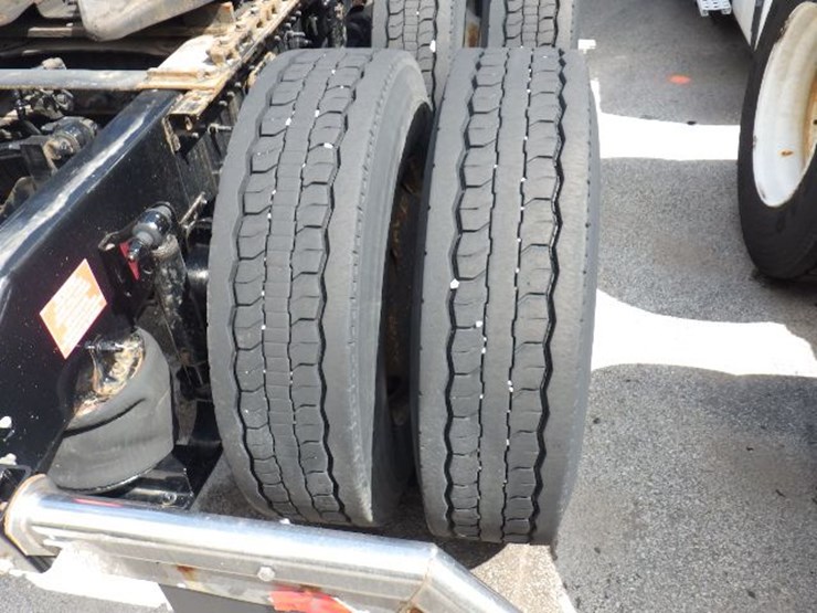 2019-volvo-vnl300-image-7