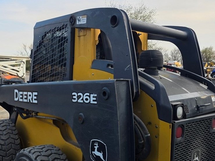 2014-deere-326e-image-22