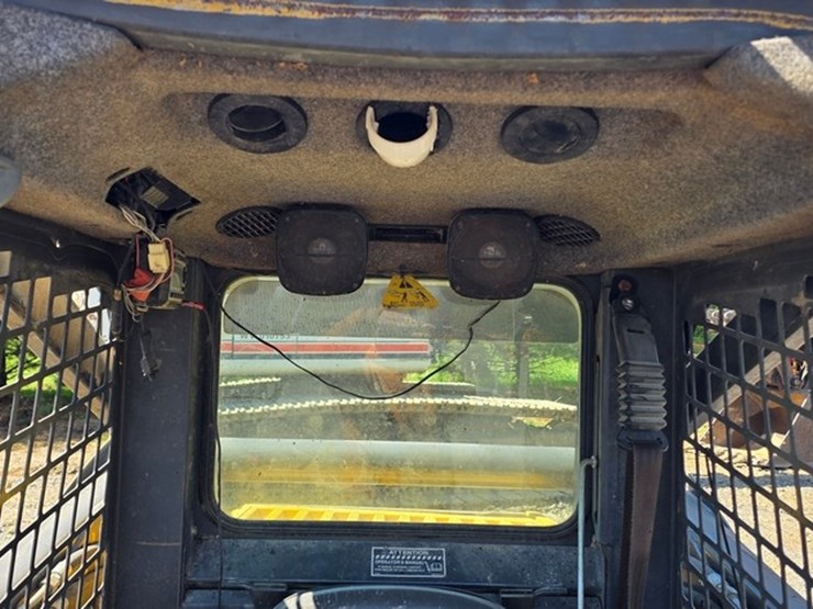 new-holland-l175-image-39