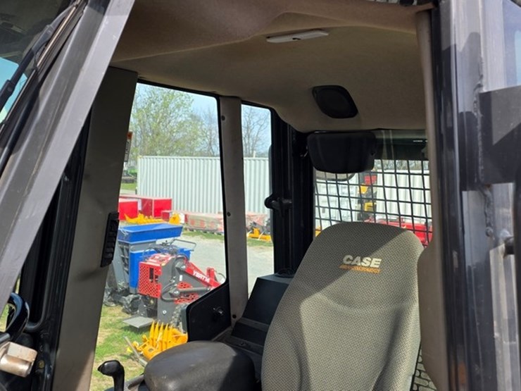 2016-case-750m-lgp-image-63