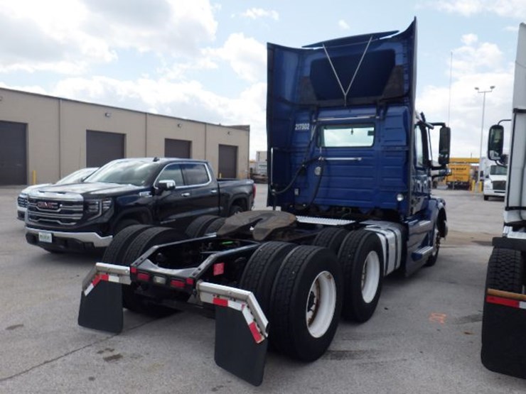 2017-volvo-vnl300-image-9