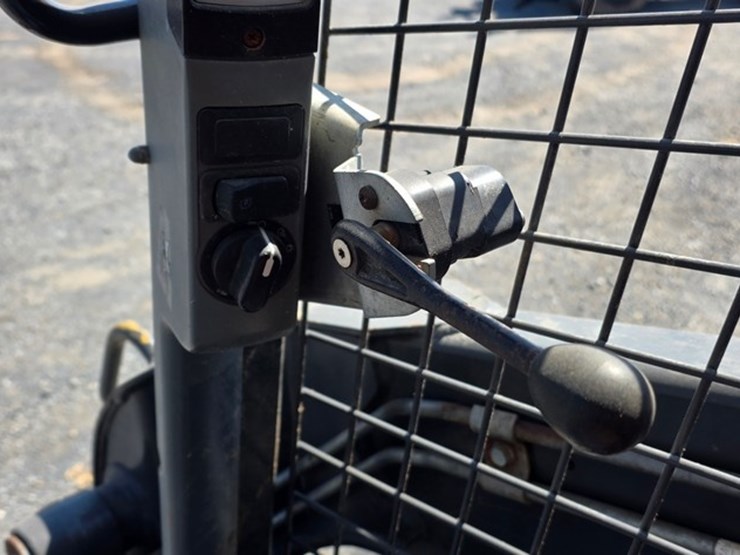 2013-new-holland-l220-image-40