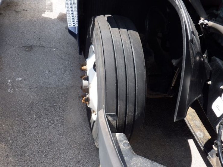 2018-volvo-vnl300-image-25