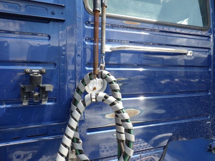 2018-volvo-vnl300-image-14