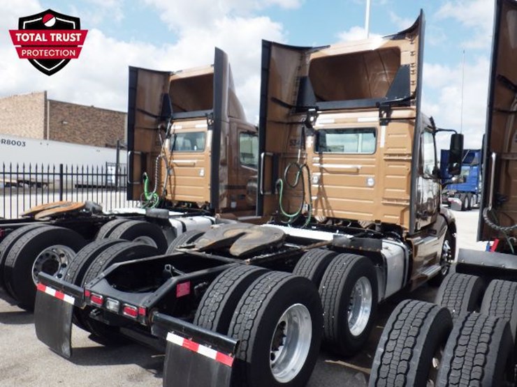 2023-volvo-vnl300-image-6