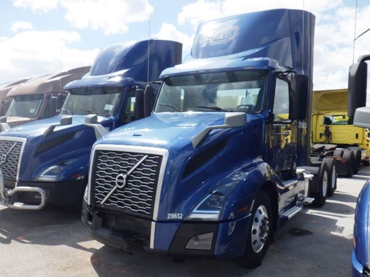 2019-volvo-vnl300-image-1