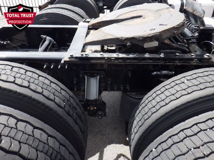 2023-volvo-vnl300-image-5