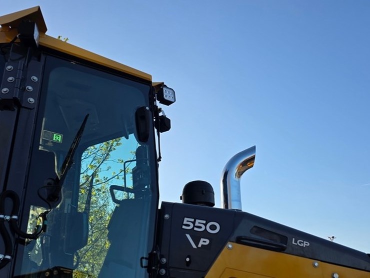 2023-deere-550-lgp-image-41