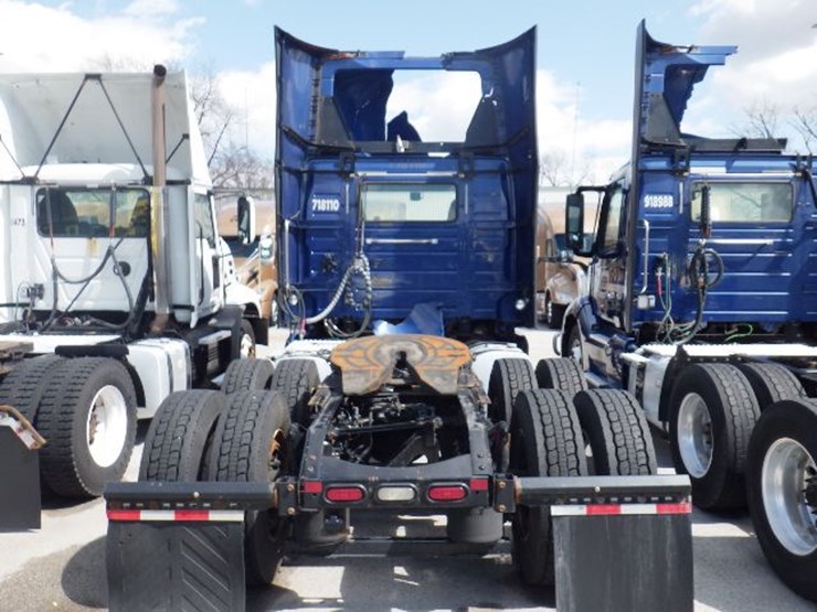 2018-volvo-vnl300-image-9