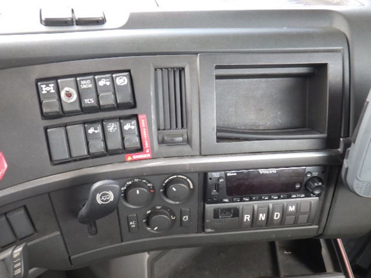 2023-volvo-vnl300-image-20