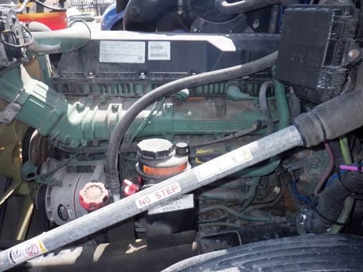 2018-volvo-vnl300-image-22