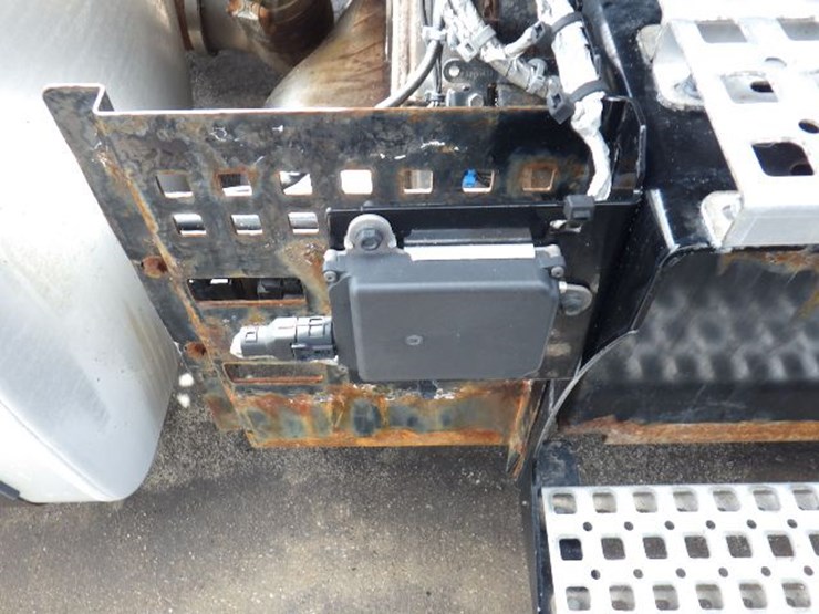 2022-volvo-vnl300-image-6