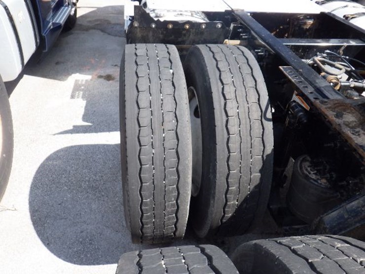 2018-volvo-vnl300-image-16