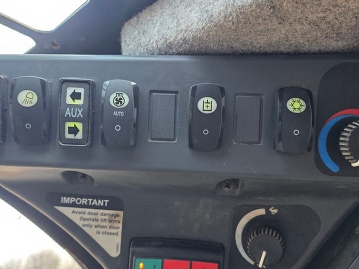 2014-deere-326e-image-56