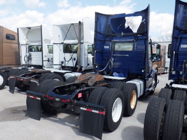 2018-volvo-vnl300-image-8