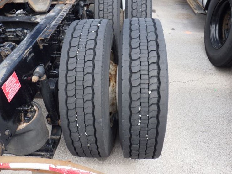 2018-volvo-vnl300-image-7