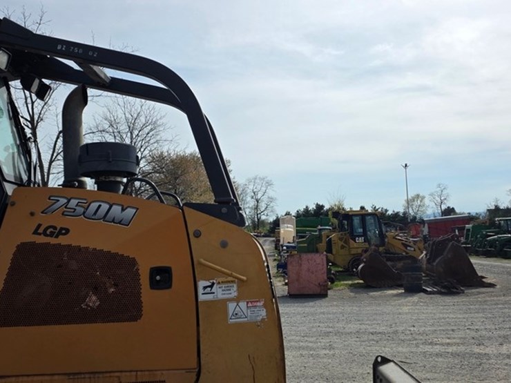 2016-case-750m-lgp-image-44