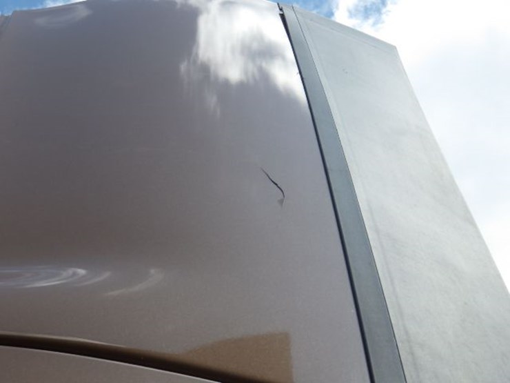 2022-volvo-vnl300-image-16