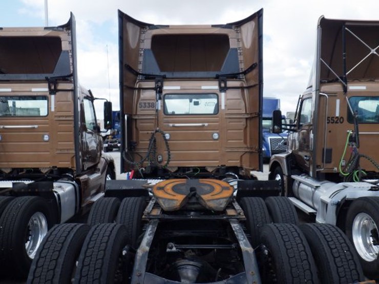 2023-volvo-vnl300-image-9