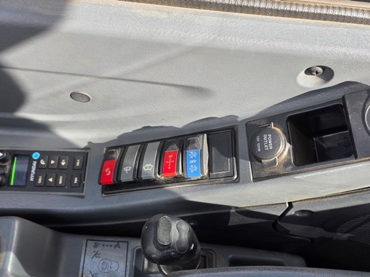 2020-new-holland-e57c-image-72