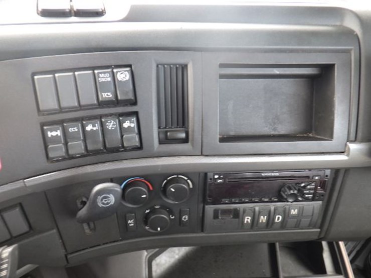 2020-volvo-vnl300-image-19