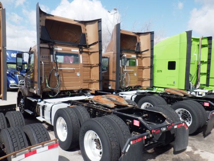 2022-volvo-vnl300-image-13