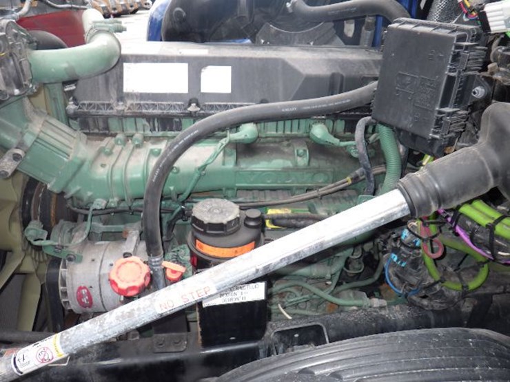 2020-volvo-vnl300-image-21