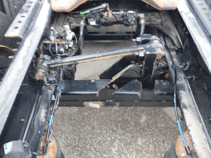 2020-volvo-vnl300-image-12